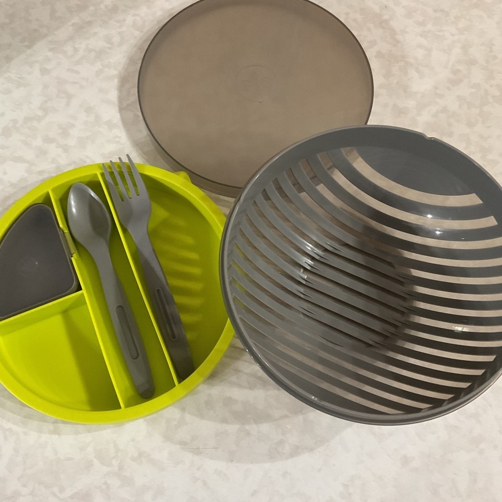 Pampered chef Green and Black Round Lunch Container